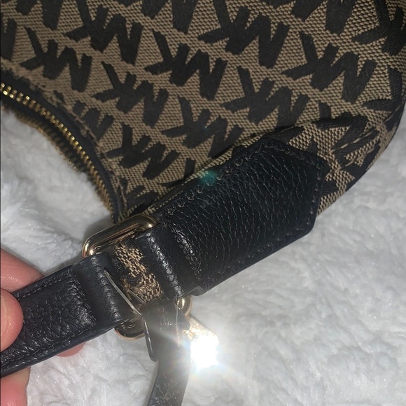 Michael Kors Black and Tan Shoulder Bag with Classic Design - Picture 11 of 14